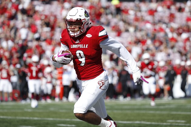 LOUISVILLE, KY - OCTOBER 14: Jaylen Smith #9 of the Louisville Cardinals runs after a catch during a game against the Boston College Eagles at Papa John's Cardinal Stadium on October 14, 2017 in Louisville, Kentucky. Boston College won 45-42. (Photo by Joe Robbins/Getty Images)