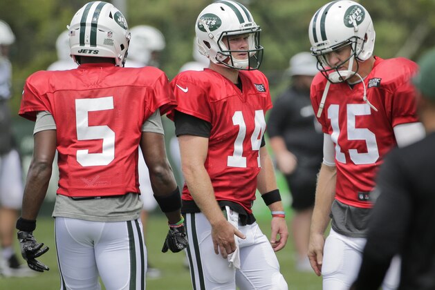 New York Jets quarterbacks Teddy Bridgewater, left, Sam Darnold, center, and Josh McCown participate during practice at the NFL football team's training camp in Florham Park, N.J., Thursday, Aug. 2, 2018. (AP Photo/Seth Wenig)