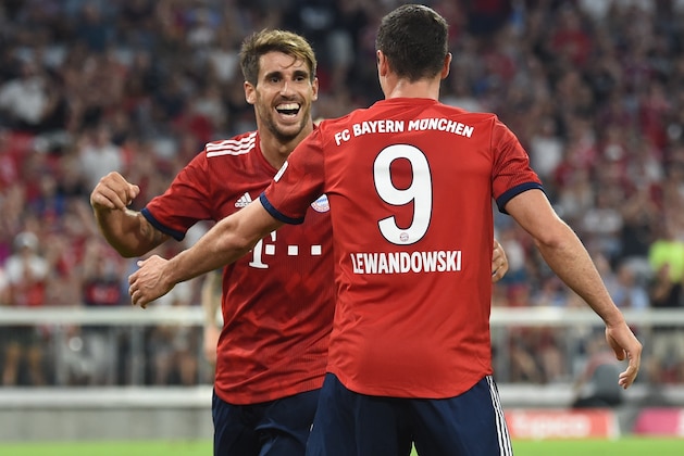 Bayern Munich's Spanish midfielder Javi Martinez (L) and Polish forward Robert Lewandowski  (R) celebrate after their team's first goal during a friendly football match between FC Bayern Munich and Manchester United in Munich, southern Germany, on August 5, 2018. (Photo by Christof STACHE / AFP)        (Photo credit should read CHRISTOF STACHE/AFP/Getty Images)