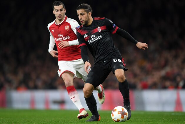 LONDON, ENGLAND - MARCH 15: Ricardo Rodriguez of AC Milan breaks away from Henrikh Mkhitaryan of Arsenal during the UEFA Europa League Round of 16 Second Leg match between Arsenal and AC Milan at Emirates Stadium on March 15, 2018 in London, England.  (Photo by Shaun Botterill/Getty Images)