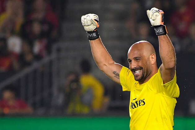 CARSON, CA - JULY 25:  Pepe Reina #25 of A.C. Milan reacts during penalty kicks against Manchester United during the International Champions Cup 2018 at StubHub Center on July 25, 2018 in Carson, California.  (Photo by John McCoy/Getty Images)