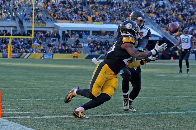 PITTSBURGH, PA - JANUARY 14: Le'Veon Bell #26 of the Pittsburgh Steelers catches a pass in front of Telvin Smith #50 of the Jacksonville Jaguars for a 19 yard touchdown reception in the third quarter during the AFC Divisional Playoff game at Heinz Field on January 14, 2018 in Pittsburgh, Pennsylvania. (Photo by Brett Carlsen/Getty Images)