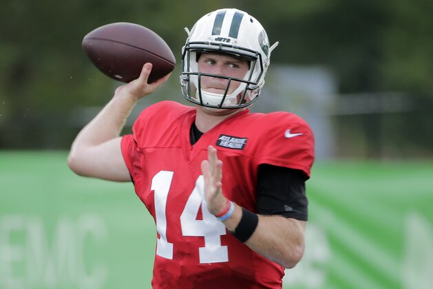 New York Jets quarterback Sam Darnold throws during practice at the NFL football team's training camp in Florham Park, N.J., Thursday, Aug. 2, 2018. (AP Photo/Seth Wenig)
