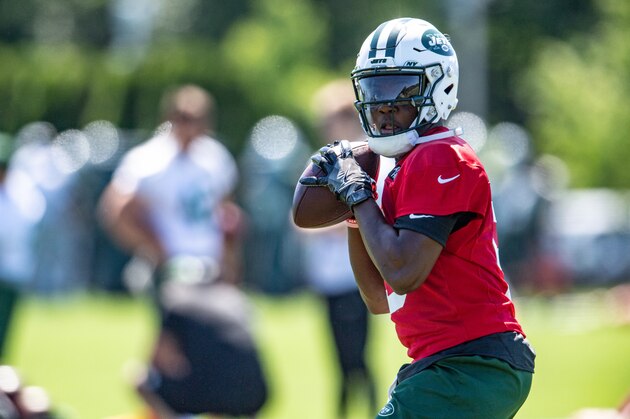 FLORHAM PARK, NJ - JUNE 14:  Quarterback Teddy Bridgewater #5 of the New York Jets participates in showing drills during the final day of Jets mandatory minicamp on June 14, 2018 at The Atlantic Health Jets Training Center in Florham Park, New Jersey. (Photo by Mark Brown/Getty Images)