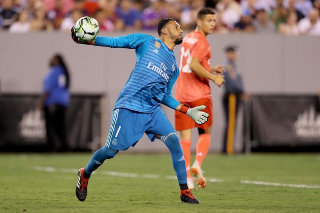 EAST RUTHERFORD, NJ - AUGUST 07:  Keylor Navas #1 of Real Madrid clears the ball against Roma during the second half of the International Champions Cup match at MetLife Stadium on August 7, 2018 in East Rutherford, New Jersey.  (Photo by Elsa/International Champions Cup/Getty Images)