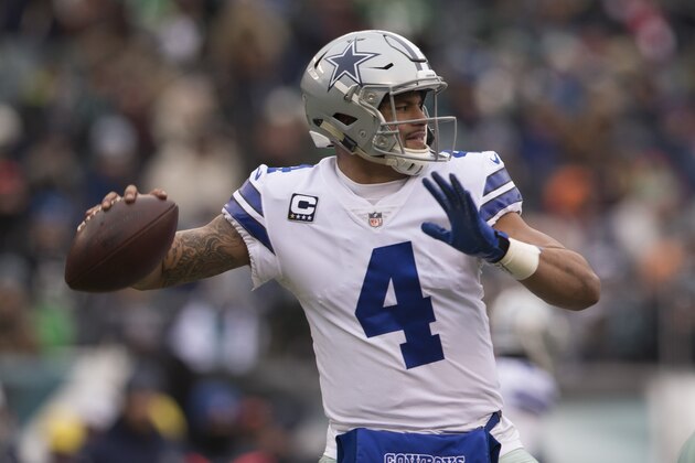 PHILADELPHIA, PA - DECEMBER 31: Dak Prescott #4 of the Dallas Cowboys passes the ball against the Philadelphia Eagles at Lincoln Financial Field on December 31, 2017 in Philadelphia, Pennsylvania. (Photo by Mitchell Leff/Getty Images)