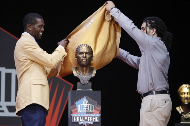 CANTON, OH - AUGUST 04: Randy Moss unveils his bust along with son Thaddeus during the 2018 NFL Hall of Fame Enshrinement Ceremony at Tom Benson Hall of Fame Stadium on August 4, 2018 in Canton, Ohio. (Photo by Joe Robbins/Getty Images)