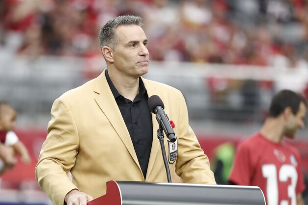Former Arizona Cardinals quarterback Kurt Warner shows his ring to the fans during his Football Hall of Fame ring ceremony at half time of an NFL football game against the San Francisco 49ers, Sunday, Oct. 1, 2017, in Glendale, Ariz. (AP Photo/Rick Scuteri)