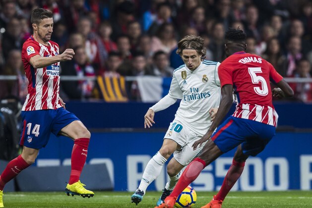 MADRID, SPAIN - NOVEMBER 18: Luka Modric (c) of Real Madrid fights for the ball with Thomas Teye Partey (r) of Atletico de Madrid during the La Liga 2017-18 match between Atletico de Madrid and Real Madrid at Wanda Metropolitano  on November 18 2017 in Madrid, Spain. (Photo by Power Sport Images/Getty Images)