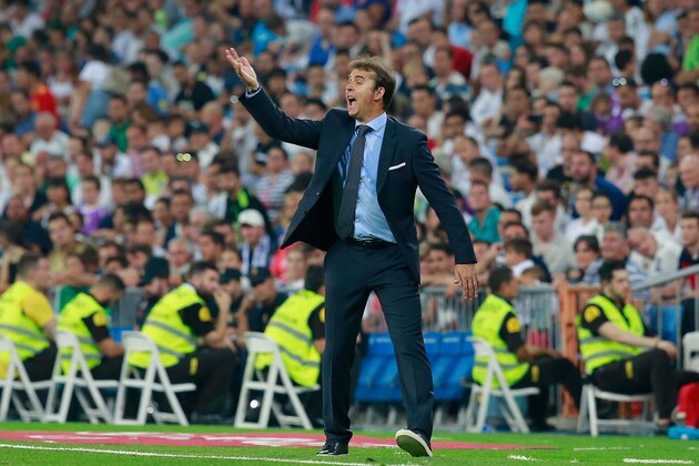 MADRID, SPAIN - AUGUST 11: Head coach Julen Lopetegui gives instructions during the Santiago Bernabeu Trophy between Real Madrid CF and AC Milan at Estadio Santiago Bernabeu on August 11, 2018 in Madrid, Spain. (Photo by Gonzalo Arroyo Moreno/Getty Images)