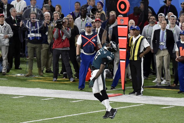 MINNEAPOLIS, MN - FEBRUARY 04:  Alshon Jeffery #17 of the Philadelphia Eagles leaps for a pass against the New England Patriots during Super Bowl LII at U.S. Bank Stadium on February 4, 2018 in Minneapolis, Minnesota. The Eagles defeated the Patriots 41-33. (Photo by Focus on Sport/Getty Images) *** Local Caption *** Alshon Jeffery