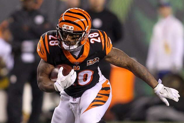 CINCINNATI, OH - DECEMBER 04:  Joe Mixon #28 of the Cincinnati Bengals runs with the ball against the Pittsburgh Steelers during the first half at Paul Brown Stadium on December 4, 2017 in Cincinnati, Ohio.  (Photo by John Grieshop/Getty Images)