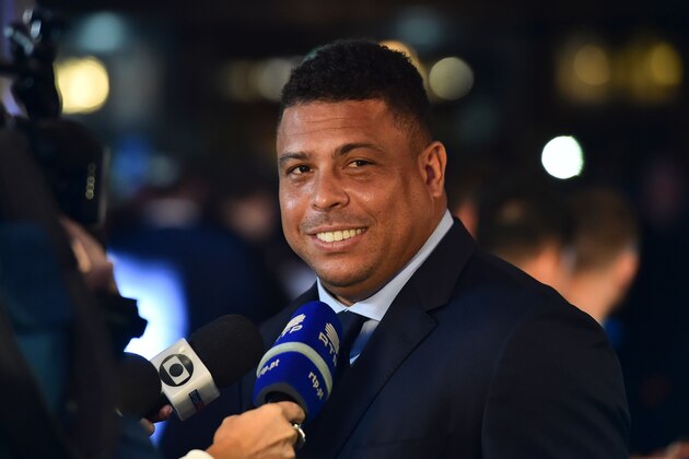 Brazil's former player Ronaldo Luis Nazario de Lima gives an interview as he arrives for The Best FIFA Football Awards ceremony, on October 23, 2017 in London. / AFP PHOTO / Glyn KIRK        (Photo credit should read GLYN KIRK/AFP/Getty Images)