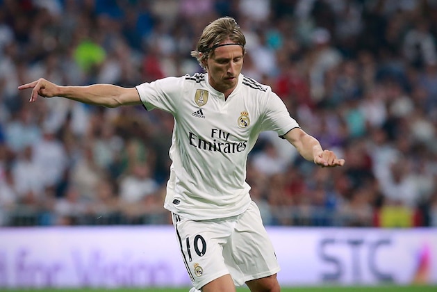 MADRID, SPAIN - AUGUST 11: Luka Modric of Real Madrid CF controls the ball during the Santiago Bernabeu Trophy between Real Madrid CF and AC Milan at Estadio Santiago Bernabeu on August 11, 2018 in Madrid, Spain. (Photo by Gonzalo Arroyo Moreno/Getty Images)