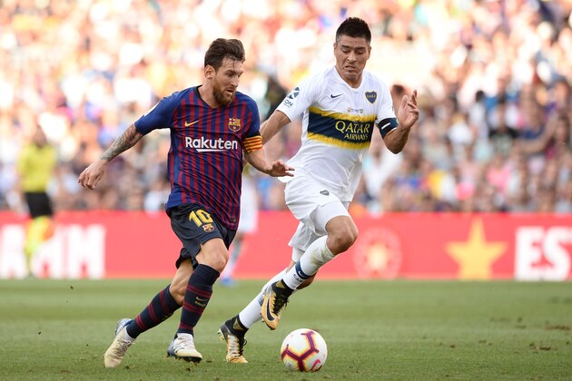 Barcelona's Argentinian forward Lionel Messi challenges Boca Juniors' Argentinian defender Paolo Goltz (R) during the 53rd Joan Gamper Trophy friendly football match between Barcelona and Boca Juniors at the Camp Nou stadium in Barcelona on August 15, 2018. (Photo by Josep LAGO / AFP)        (Photo credit should read JOSEP LAGO/AFP/Getty Images)