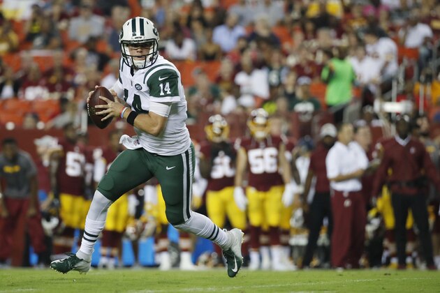 LANDOVER, MD - AUGUST 16: Quarterback Sam Darnold #14 of the New York Jets scrambles with the ball in the first quarter of a preseason game against the Washington Redskins at FedExField on August 16, 2018 in Landover, Maryland. (Photo by Patrick McDermott/Getty Images)