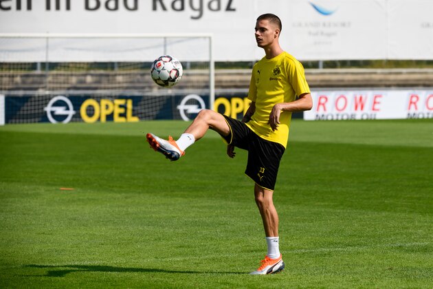BAD RAGAZ, SWITZERLAND - AUGUST 05: Julian Weigl of Dortmund controls the ball during the Borussia Dortmund training camp on August 5, 2018 in Bad Ragaz, Switzerland. (Photo by TF-Images/Getty Images)