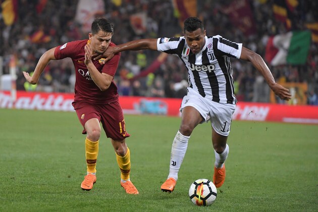 Roma's Turkish midfielder Cengiz Under (L) vies with Juventus' defender from Brazil Alex Sandro during the Italian Serie A football match AS Roma vs Juventus at the Olympic stadium on May 13, 2018 in Rome. (Photo by Tiziana FABI / AFP)        (Photo credit should read TIZIANA FABI/AFP/Getty Images)