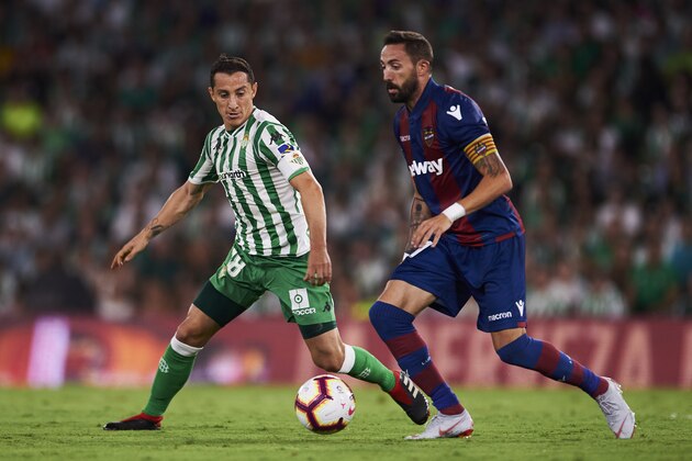 SEVILLE, SPAIN - AUGUST 17: Andres Guardado of Real Betis competes for the ball with Jose Luis Morales of Levante UD during the La Liga match between Real Betis Balompie and Levante UD at Estadio Benito Villamarin on August 17, 2018 in Seville, Spain. (Photo by Aitor Alcalde Colomer/Getty Images)