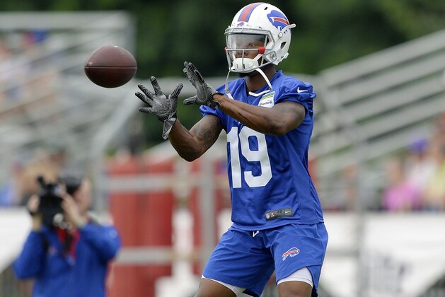Buffalo Bills wide receiver Corey Coleman catches a pass during his first practice at the NFL football team's training camp in Pittsford, N.Y., Tuesday, Aug. 7, 2018. (AP Photo/Adrian Kraus)