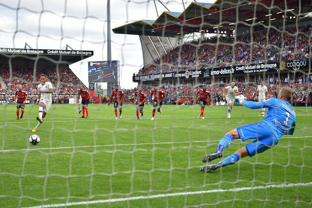 Paris Saint-Germain's Brazilian forward Neymar (L) takes a penalty kick to score the equalizer to Guingamp's Swedish goalkeeper Karl-Johan Johnsson during the French L1 football match between Guingamp and Paris Saint-Germain, at the Roudourou stadium in Guingamp on August 18, 2018. (Photo by LOIC VENANCE / AFP)        (Photo credit should read LOIC VENANCE/AFP/Getty Images)