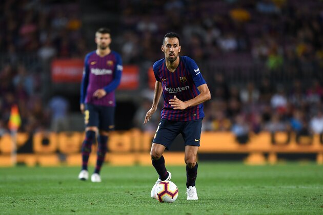 BARCELONA, SPAIN - AUGUST 18:  Sergio Busquets of FC Barcelona runs with the ball during the La Liga match between FC Barcelona and Deportivo Alaves at Camp Nou on August 18, 2018 in Barcelona, Spain.  (Photo by David Ramos/Getty Images)