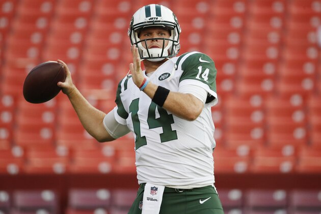 LANDOVER, MD - AUGUST 16: Quarterback Sam Darnold #14 of the New York Jets warms up before a preseason game against the Washington Redskins at FedExField on August 16, 2018 in Landover, Maryland. (Photo by Patrick McDermott/Getty Images)