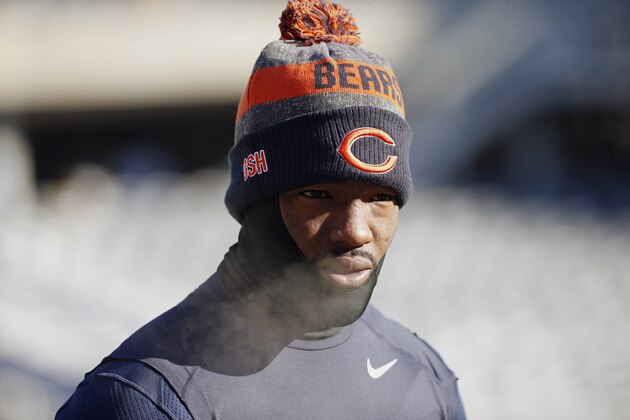 Chicago Bears linebacker Leonard Floyd warms up before an NFL football game against the Green Bay Packers, Sunday, Dec. 18, 2016, in Chicago. (AP Photo/Nam Y. Huh)
