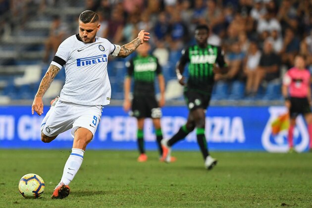 Inter Milan's Argentine forward Mauro Icardi shoots on goal during the Italian Serie A football match Sassuolo vs Inter Milan at the Mapei Stadium in Reggio Emilia on August 19, 2018. (Photo by Vincenzo PINTO / AFP)        (Photo credit should read VINCENZO PINTO/AFP/Getty Images)