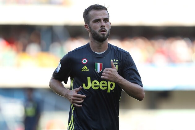 VERONA, ITALY - AUGUST 18:  Miralem Pjanic of Juventus FC looks on during the Serie A match between Chievo Verona and Juventus at Stadio Marc'Antonio Bentegodi on August 18, 2018 in Verona, Italy.  (Photo by Marco Luzzani/Getty Images)