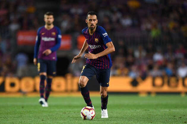 BARCELONA, SPAIN - AUGUST 18:  Sergio Busquets of FC Barcelona runs with the ball during the La Liga match between FC Barcelona and Deportivo Alaves at Camp Nou on August 18, 2018 in Barcelona, Spain.  (Photo by David Ramos/Getty Images)