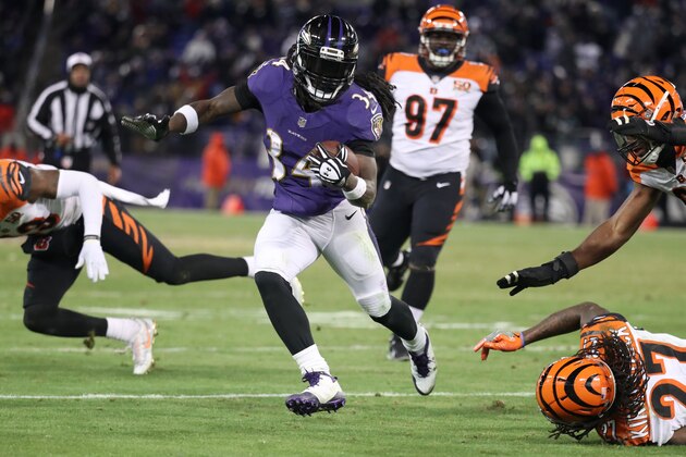 BALTIMORE, MD - DECEMBER 31: Running back Alex Collins #34 of the Baltimore Ravens rushes for a touchdown in the third quarter against the Cincinnati Bengals at M&T Bank Stadium on December 31, 2017 in Baltimore, Maryland. (Photo by Rob Carr/Getty Images)