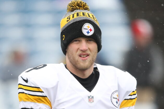 ORCHARD PARK, NY - DECEMBER 11: Chris Boswell #9 of the Pittsburgh Steelers warms up before the start of NFL game action against the Buffalo Bills at New Era Field on December 11, 2016 in Orchard Park, New York. (Photo by Tom Szczerbowski/Getty Images)