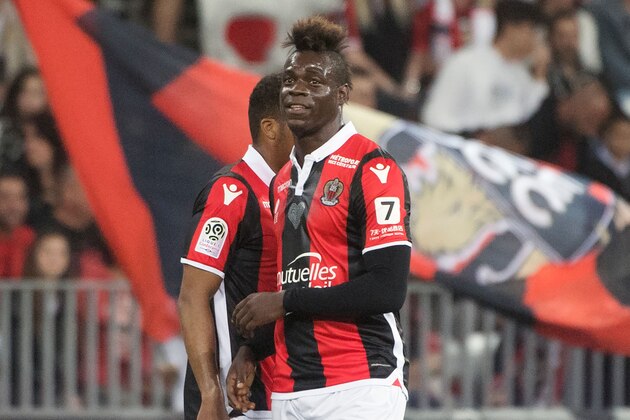 Nice's Italian forward Mario Balotelli (C) celebrates after scoring during the French L1 football match Nice vs Caen on May 12, 2018 at the Allianz Rivieira in Nice, southeastern France. (Photo by BERTRAND LANGLOIS / AFP)        (Photo credit should read BERTRAND LANGLOIS/AFP/Getty Images)
