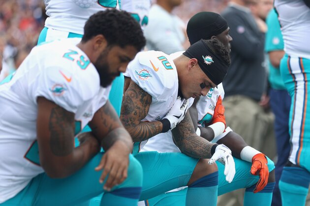 FOXBORO, MA - SEPTEMBER 18:  Kenny Stills #10 of the Miami Dolphins (C) kneels during the national anthem before the game against the New England Patriots at Gillette Stadium on September 18, 2016 in Foxboro, Massachusetts.  (Photo by Maddie Meyer/Getty Images)