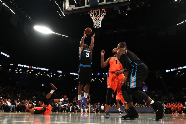 BROOKLYN, NY - AUGUST 24: Quentin Richardson #3 of Power shoots against DerMarr Johnson #1 of 3's Company during the BIG3 Championship at the Barclays Center on August 24, 2018 in Brooklyn, New York.  (Photo by Al Bello/BIG3/Getty Images)