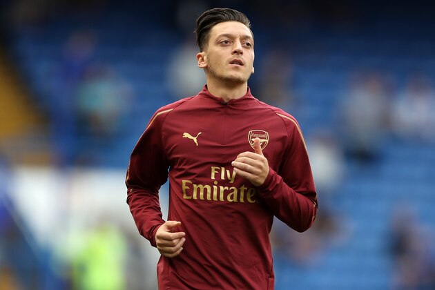 Arsenal's German midfielder Mesut Ozil warms up on the pitch ahead of the English Premier League football match between Chelsea and Arsenal at Stamford Bridge in London on August 18, 2018. (Photo by Daniel LEAL-OLIVAS / AFP) / RESTRICTED TO EDITORIAL USE. No use with unauthorized audio, video, data, fixture lists, club/league logos or 'live' services. Online in-match use limited to 120 images. An additional 40 images may be used in extra time. No video emulation. Social media in-match use limited to 120 images. An additional 40 images may be used in extra time. No use in betting publications, games or single club/league/player publications. /         (Photo credit should read DANIEL LEAL-OLIVAS/AFP/Getty Images)