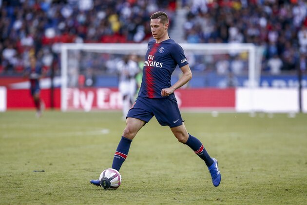 PARIS, FRANCE - AUGUST 25: Julian Draxler #23 of Paris Saint-Germain controls the ball during the Ligue 1 Conforama game between Paris Saint-Germain and Angers SCO at Parc des Princes on August 25, 2018 in Paris, France. (Photo by Catherine Steenkeste/Getty Images)