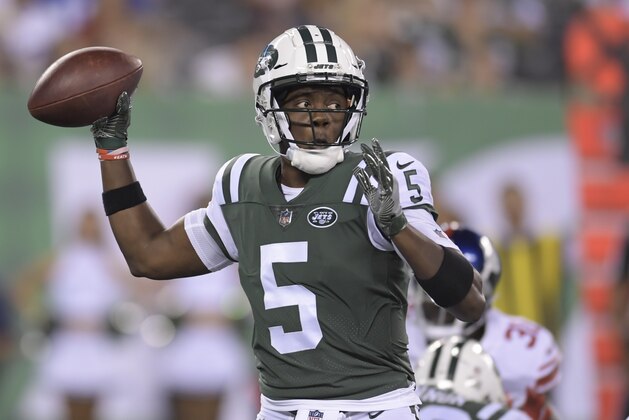 New York Jets quarterback Teddy Bridgewater (5) passes against the New York Giants during the third quarter of a preseason NFL football game, Friday, Aug. 24, 2018, in East Rutherford, N.J. (AP Photo/Bill Kostroun)