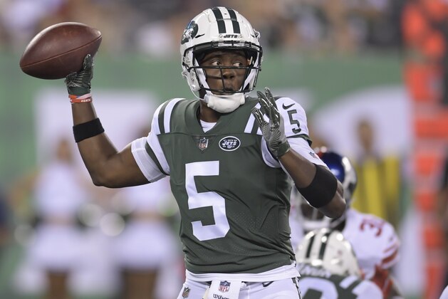 New York Jets quarterback Teddy Bridgewater (5) passes against the New York Giants during the third quarter of a preseason NFL football game, Friday, Aug. 24, 2018, in East Rutherford, N.J. (AP Photo/Bill Kostroun)