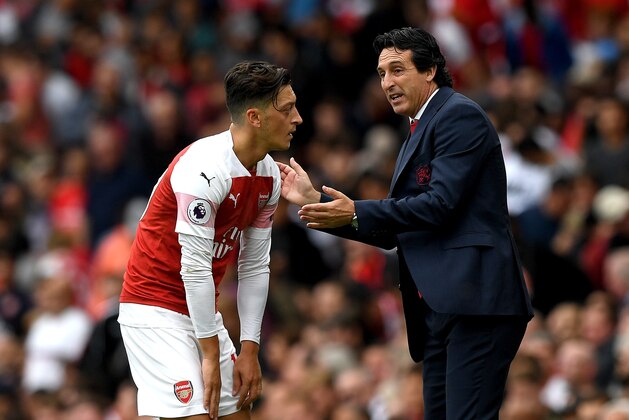 LONDON, ENGLAND - AUGUST 12:  Unai Emery, Manager of Arsenal speaks with Mesut Ozil of Arsenal during the Premier League match between Arsenal FC and Manchester City at Emirates Stadium on August 12, 2018 in London, United Kingdom.  (Photo by Shaun Botterill/Getty Images)