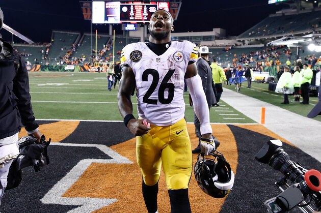 CINCINNATI, OH - DECEMBER 04:  Le'Veon Bell #26 of the Pittsburgh Steelers celebrates after defeating the Cincinnati Bengals at Paul Brown Stadium on December 4, 2017 in Cincinnati, Ohio.  (Photo by Andy Lyons/Getty Images)
