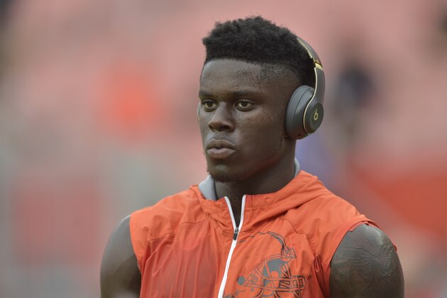 Cleveland Browns tight end David Njoku (85) warms up before an NFL football preseason game against the Buffalo Bills, Friday, Aug. 17, 2018, in Cleveland. Buffalo won 19-17. (AP Photo/David Richard)