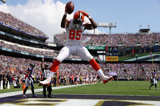 BALTIMORE, MD - SEPTEMBER 17:  Tight end David Njoku #85 of the Cleveland Browns celebrates after catching a touchdown pass against the Baltimore Ravens at M&T Bank Stadium on September 17, 2017 in Baltimore, Maryland.  (Photo by Rob Carr/Getty Images)