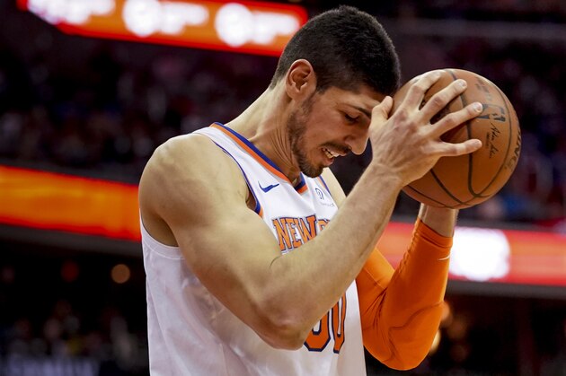 New York Knicks center Enes Kanter (00) shows his frustration in the first half of an NBA basketball game, Sunday, March 25, 2018, in Washington. (AP Photo/Andrew Harnik)