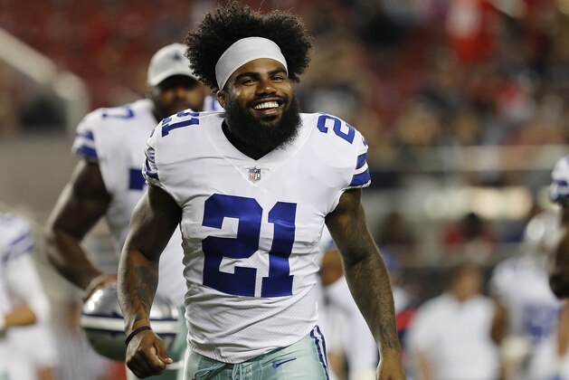 ARCHIVO  - En esta foto del 9 de agosto de 2018, el running back Ezekiel Elliott (21) de los Cowboys de Dallas tras el primer tiempo de un partido de pretemporada ante los 49ers de San Francisco en Santa Clara, California. (AP Foto/Josie Lepe)