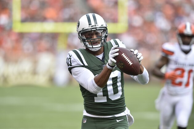 New York Jets wide receiver Jermaine Kearse (10) catches a touchdown pass during an NFL football game against the Cleveland Browns, Sunday, Oct. 8, 2017, in Cleveland. The Jets won 17-14. (AP Photo/David Richard)