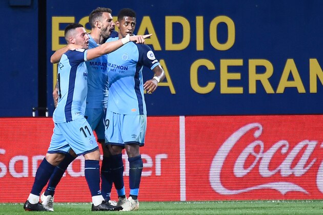 Girona's Uruguayan forward Cristhian Stuani (C) celebrates with Girona's Spanish forward Frances Aday (L) and Girona's Honduran midfielder Anthony Lozano after scoring a goal during the Spanish league football match between Villarreal and Girona at La Ceramica stadium in Vila-real on August 31, 2018. (Photo by JOSE JORDAN / AFP)        (Photo credit should read JOSE JORDAN/AFP/Getty Images)