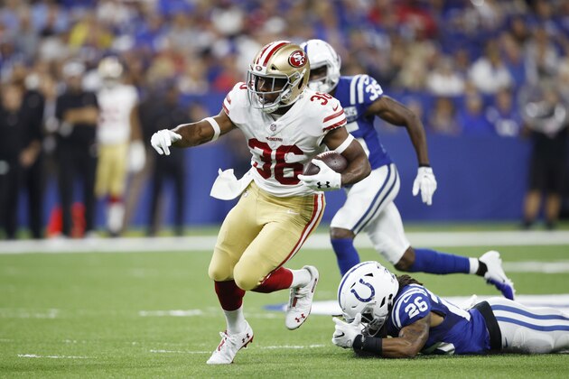 INDIANAPOLIS, IN - AUGUST 25: Alfred Morris #36 of the San Francisco 49ers runs with the ball during a preseason game against the Indianapolis Colts at Lucas Oil Stadium on August 25, 2018 in Indianapolis, Indiana. (Photo by Joe Robbins/Getty Images)