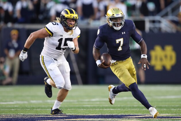 SOUTH BEND, IN - SEPTEMBER 01:  Brandon Wimbush #7 of the Notre Dame Fighting Irish carries the ball against Chase Winovich #15 of the Michigan Wolverines in the first quarter at Notre Dame Stadium on September 1, 2018 in South Bend, Indiana.  (Photo by Gregory Shamus/Getty Images)